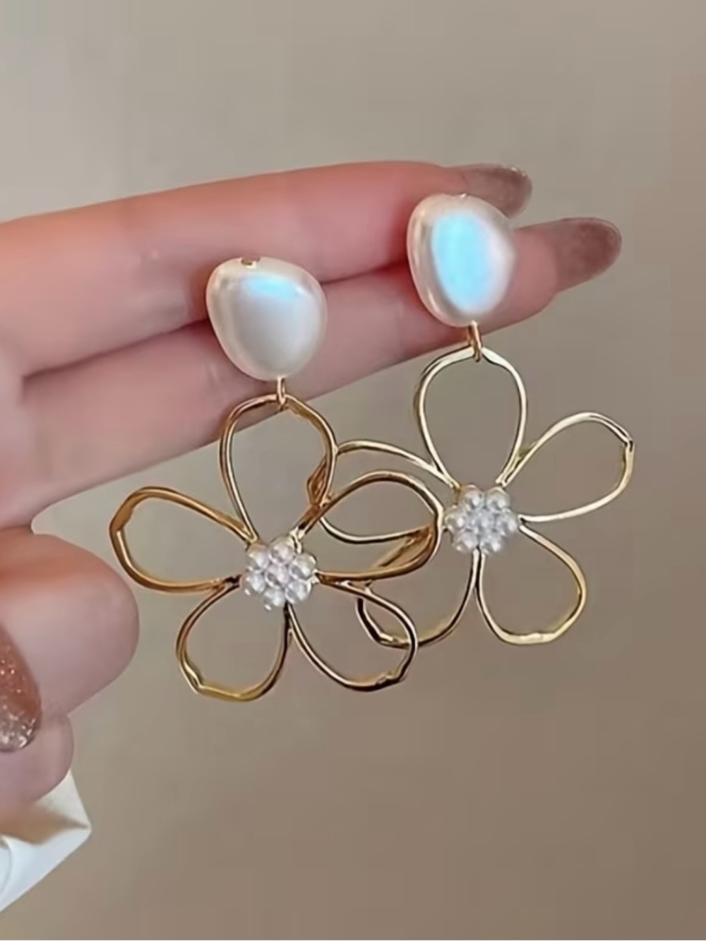 NEW! Gold Floral Pearl-Cluster Drop Earrings 🌸 Flower Earrings (A2-71) - Picture 2 of 5